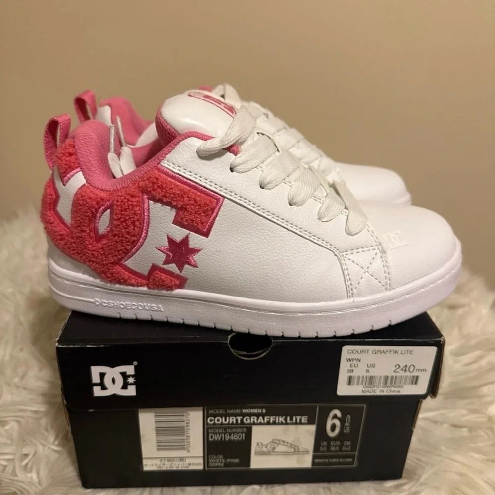 DC Women’s Court Graffik Lite (Pink) - Picture 1 of 7